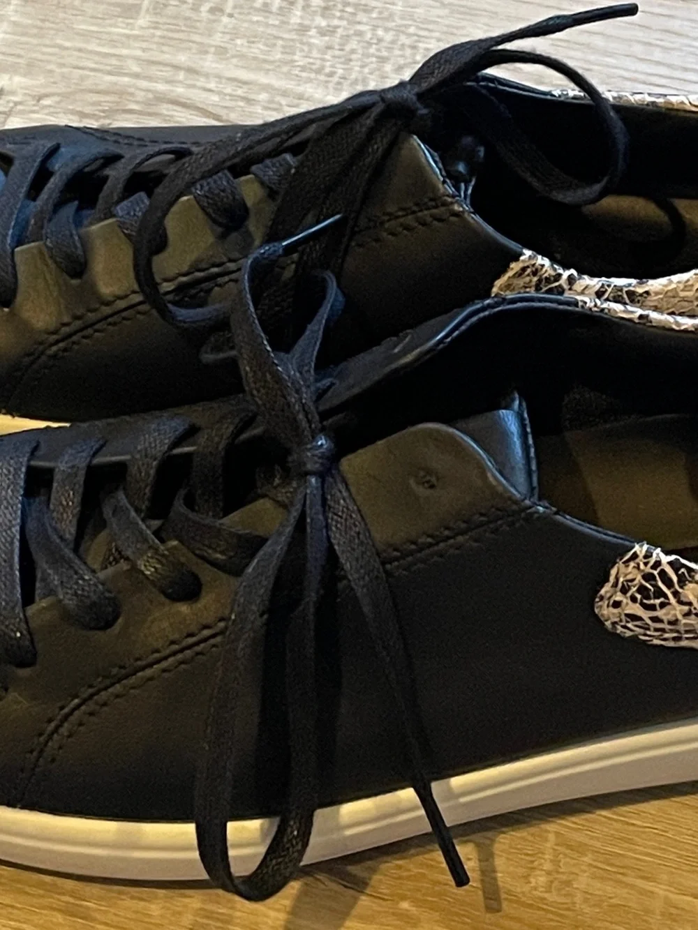 ECCO Women's Soft 8 Street 2.0 Sneakers in Black/Limestone Snake EUC - Picture 6 of 7